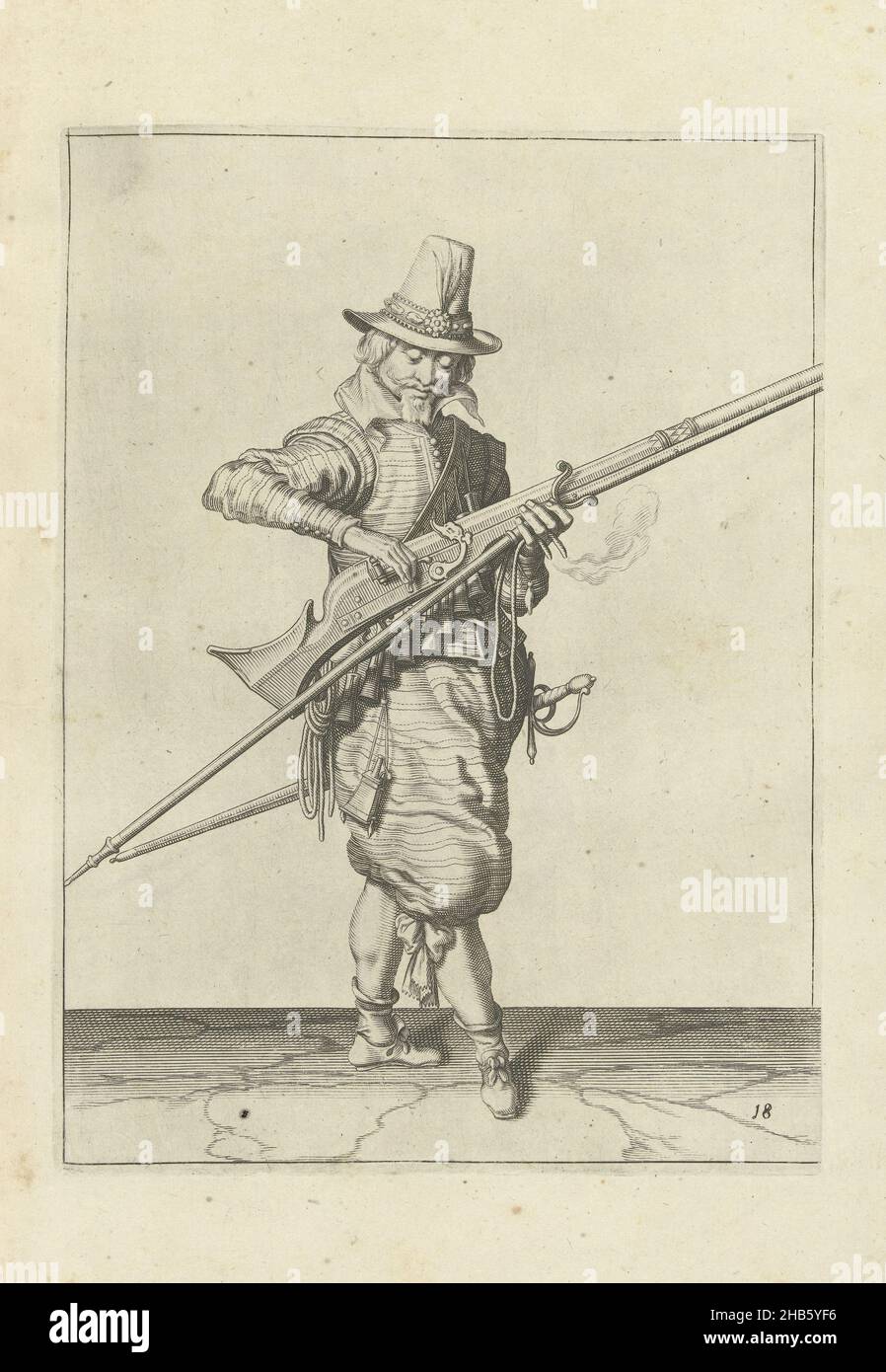 Soldat schließt die Pfanne seiner Muskete (Nr. 18), c. 1600, Ein Soldat, voller Länge, rechts, schließt die Pfanne (das Pulverreservoir) seiner Muskete (eine bestimmte Art von Schusswaffe) mit der rechten Hand (nein 18), c. 1600. In seiner linken Hand, neben der Muskete, eine Pelze (Musketgabel) und ein brennender Docht. Platte 18 in der Anleitung zum Umgang mit der Muskete: Kurze enseignement, sur les pourtraitz figurez, touchant le droit maniement du Mousquet. Teil der Illustrationen in einer französischen Ausgabe von J. de Gheyns Wapenhandelhe: J. de Gheyn, Maniement d'armes, d'arquebusses, mousquetz et piques : en Stockfoto