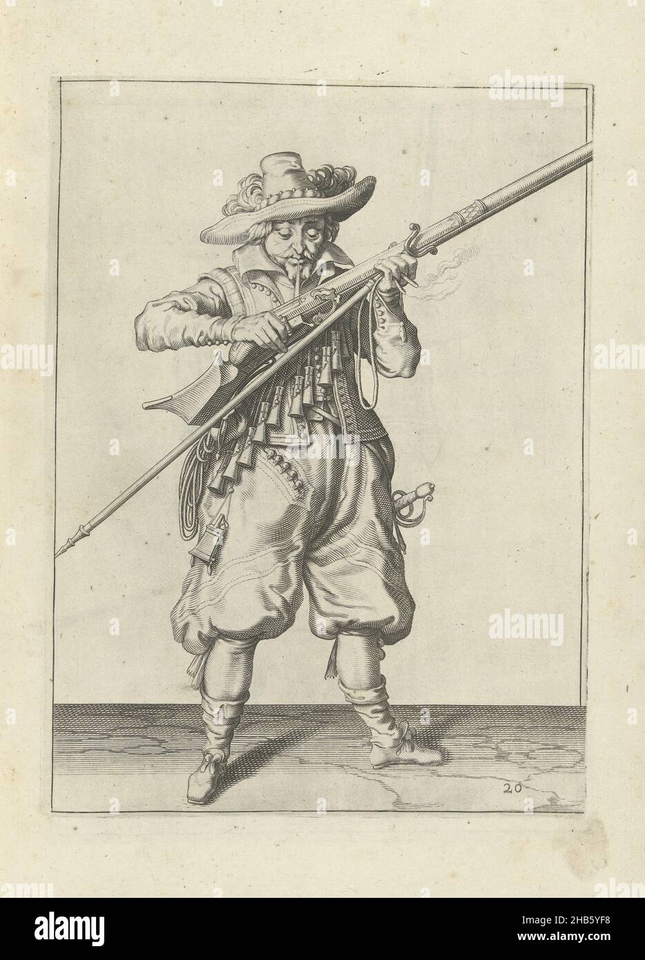 Soldat bläst Pulver aus seiner Muskete (Nr. 20), c. 1600, Ein Soldat, voller Länge, mit beiden Händen eine Muskete (eine bestimmte Art von Schusswaffe) in der Nähe seines Mundes haltend und darauf bläst, um von jegliches Pulver zu kommen, das außerhalb der Pfanne gefallen sein könnte (das Pulverreservoir) (Nr. 1) 20), c. 1600. In seiner linken Hand neben dem Lauf der Muskete eine Furke (Musketgabel) und ein brennender Docht. Platte 20 in der Anleitung zum Umgang mit der Muskete: Kurze enseignement, sur les pourtraitz figurez, touchant le droit maniement du Mousquet. Teil der Illustrationen in einer französischen Ausgabe von J. de Gheyn Stockfoto