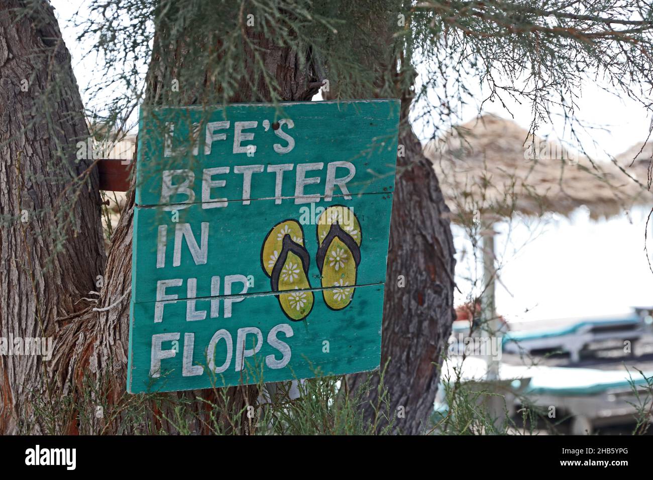 Zeichen lesen Leben ist besser in Flip Flops Stockfoto