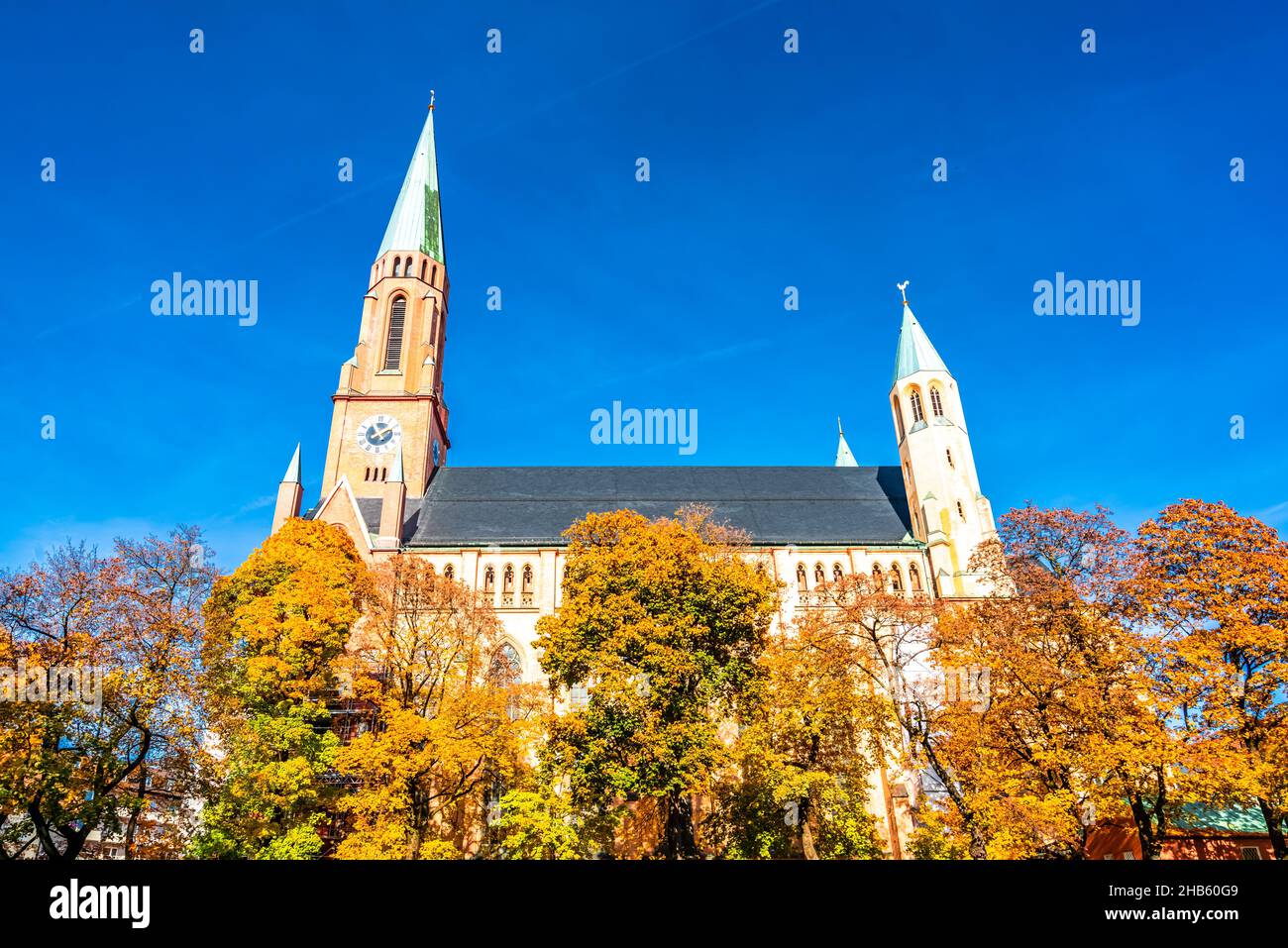 Die Kirche St. Johann des Täufers ist eine römisch-katholische Kirche im Münchner Stadtteil Haidhausen. Stockfoto