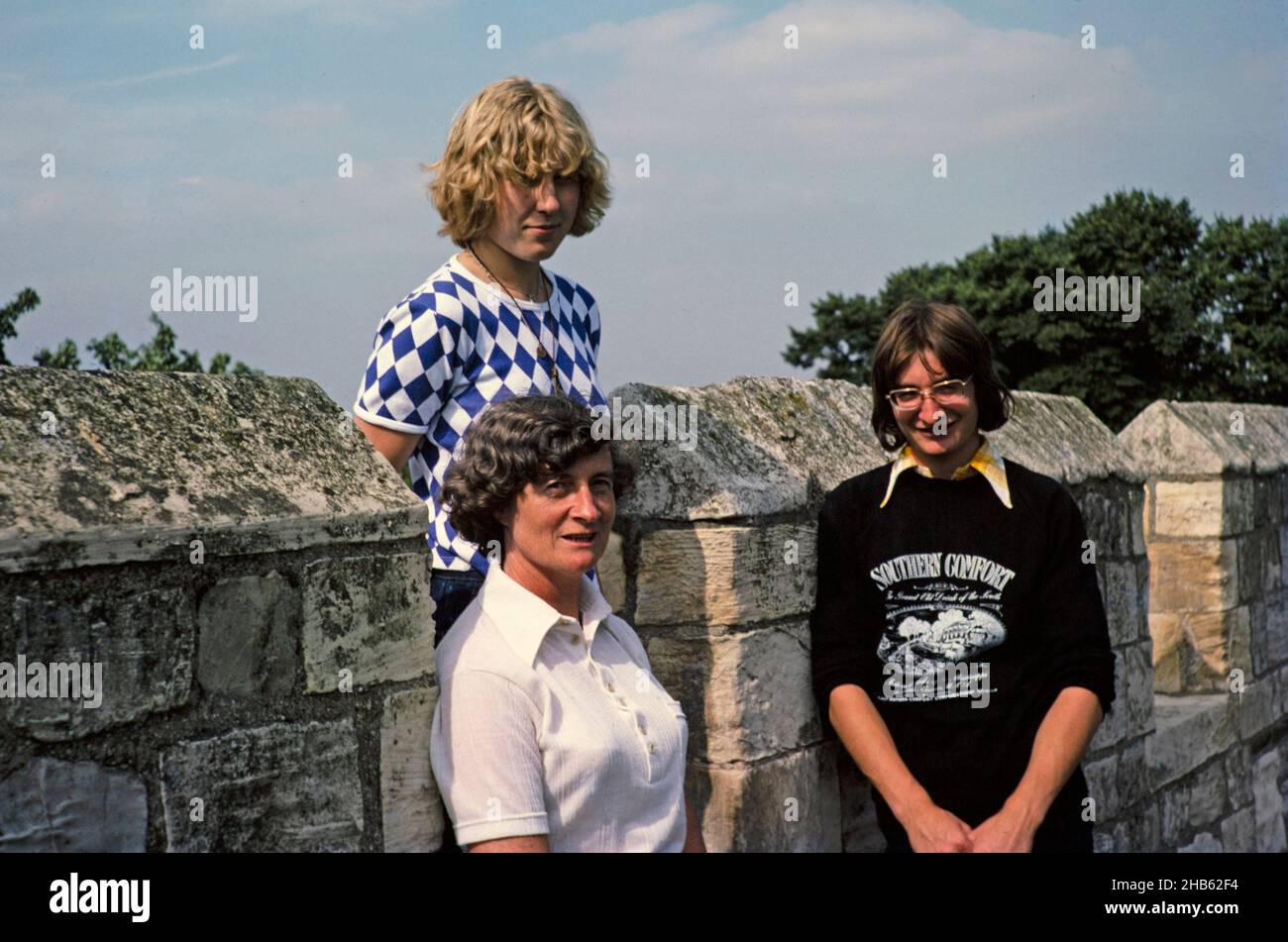 Mutter stehend mit zwei Teenager-Söhne 70er Jahre Mode, Frisuren, Kleidung 1978 Stockfoto