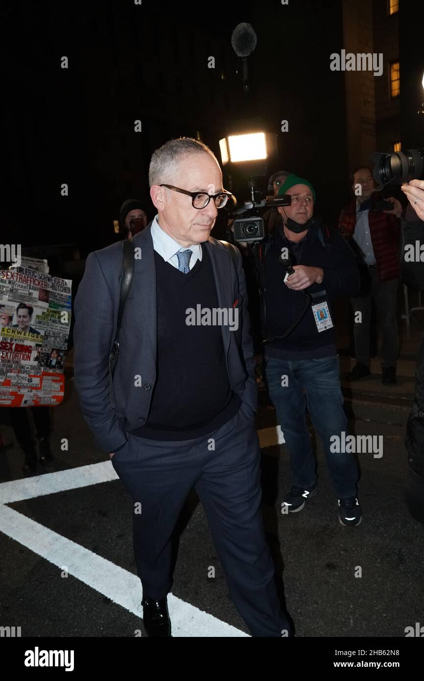 Kevin Maxwell (Ghislaine Maxwells Bruder) verlässt das Federal Court Building in New York. Kevin Maxwell spricht kurz mit der Presse über Ghislaines schlechte Behandlung in Bundeshaft. (Foto von Catherine Nance / SOPA Images/Sipa USA) Stockfoto