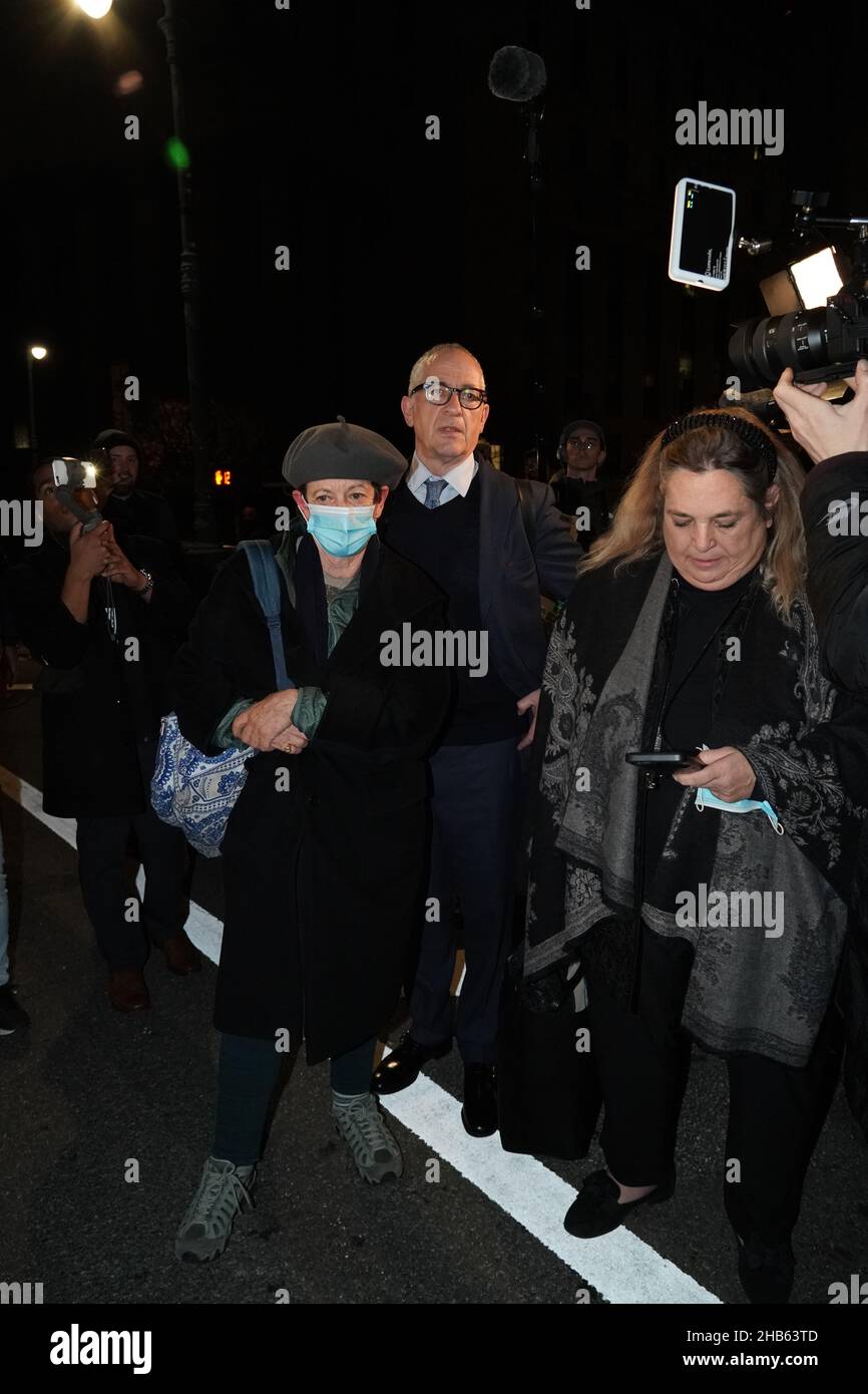 New York, USA. 15th Dez 2021. Isabel Maxwell (Ghislaine Maxwells Schwester) mit Kevin Maxwell (Bruder) und Freund verlassen das Bundesgerichtsgebäude in New York. Kevin Maxwell spricht kurz mit der Presse über Ghislaines schlechte Behandlung in Bundeshaft. (Bild: © Catherine Nance/SOPA Images via ZUMA Press Wire) Stockfoto