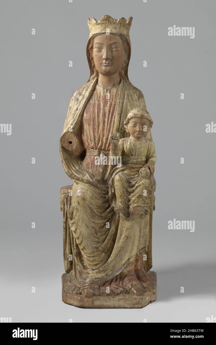 Jungfrau und Kind, Sedes Sapientiae, Maria sitzt frontal auf einer einfachen, profilierten Bank, auf der ein längliches Kissen liegt. Sie hält das ebenfalls frontal sitzende Kind auf dem linken Knie, stützt es mit der linken Hand und hält den gebeugten rechten Arm nach vorne. Das Kind segnet mit der rechten Hand und hält links eine Frucht oder einen Globus. Mutter und Kind blicken geradeaus, beide, Bildhauer: Anonymous, Pyreneeën, c. 1225, Nussbaum (Hartholz), Leinen (Material), Höhe 84,0 cm Stockfoto