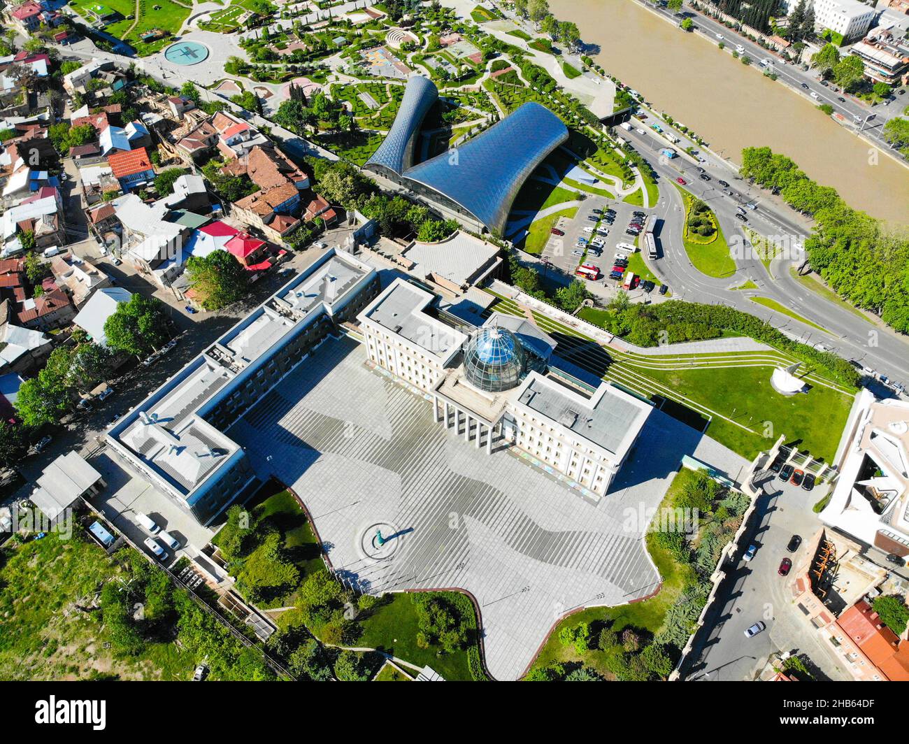 Präsidentenpalast aus der Vogelperspektive mit Rike Park und Mtkvari Fluss auf der Seite. Politik und Gesetzgebung Georgiens. Tiflis.Georgien. 15.05.2 Stockfoto