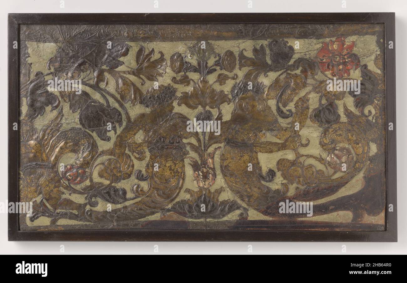 Tafel aus erhöhtem Goldleder, verziert mit zwei zugewandten Meerestieren, Blumen- und Blattreben in einer symmetrischen Konstruktion, Tafel aus erhöhtem Goldleder, verziert mit zwei zugewandten Meerestieren, Blumen- und Blattreben in einer symmetrischen Konstruktion. Oben und unten (Teile von) eine schmale Zierbordüre. Malerei in rot und braun (einmal grün) auf grauem/grünem Grund. Eingehüllt in modernen Holzrahmen., anonym, Den Haag, c. 1652, Leder, Länge 28,0 cm × Breite 48,0 cmLänge 30 cm × Breite 51 cm × Tiefe 1,5 cm Stockfoto