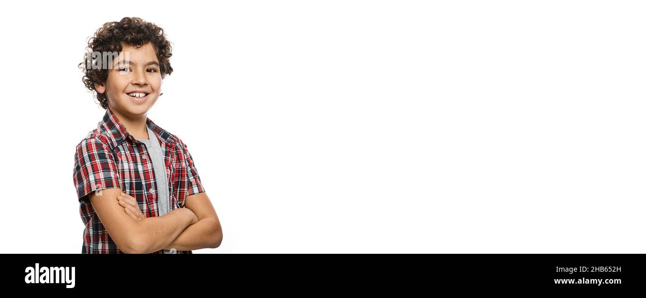 Webbanner. Porträt eines hübschen afroamerikanischen Jungen mit einem Lächeln, isoliert auf weißem Hintergrund Stockfoto