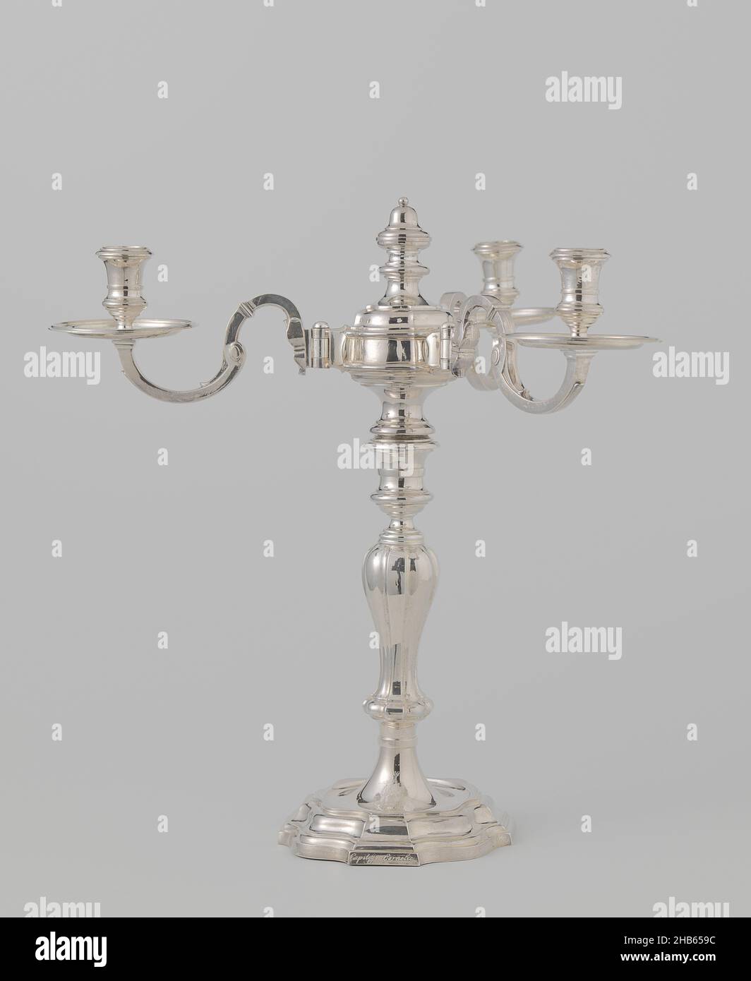 Candelabrum, die Candelabrum bestehen aus einem Kerzenständer und einem Aufsatz mit drei aufklappbaren Armen. Die profilierte, verjüngende Basis ist achteckig im Schnitt, mit abwechselnd geraden und welligen Seiten. In der flachen Oberseite befindet sich ein runder Boden, aus dem sich der ebenfalls runde, eingeengte, ringförmige obere Teil des Fußes erhebt. Auf diesem ruht der balusterförmige Stamm, der auf einem verbreiterten Kugelfuß steht. Auch der Stiel ist achteckig; die abwechselnden geraden und konvexen Seiten entsprechen denen des Fußes. Der vaseförmige, profilierte Kerzenhalter ist wieder rund im Schnitt. Sein eingeengte Körper ist artikuliert Stockfoto Candelabrum, die Candelabrum bestehen aus einem Kerzenständer und einem Aufsatz mit drei aufklappbaren Armen. Die profilierte, verjüngende Basis ist achteckig im Schnitt, mit abwechselnd geraden und welligen Seiten. In der flachen Oberseite befindet sich ein runder Boden, aus dem sich der ebenfalls runde, eingeengte, ringförmige obere Teil des Fußes erhebt. Auf diesem ruht der balusterförmige Stamm, der auf einem verbreiterten Kugelfuß steht. Auch der Stiel ist achteckig; die abwechselnden geraden und konvexen Seiten entsprechen denen des Fußes. Der vaseförmige, profilierte Kerzenhalter ist wieder rund im Schnitt. Sein eingeengte Körper ist artikuliert Stockfoto