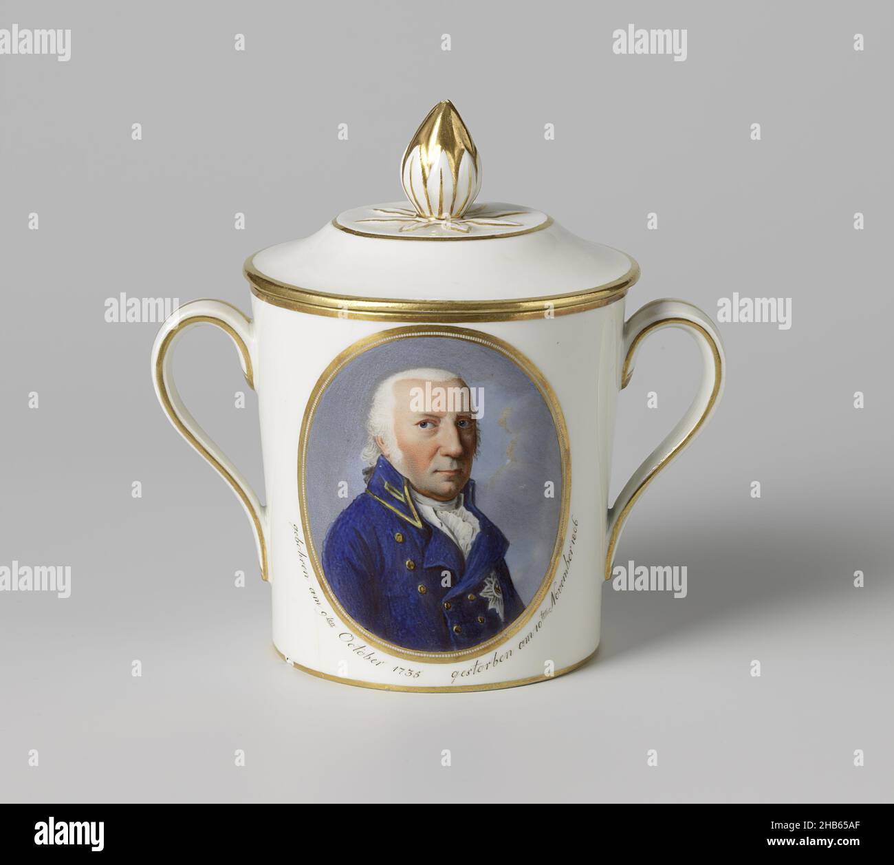 Umschlag eines C-Bechers mit dem Porträt von Karl Wilhelm Ferdinand von Braunschweig-Wolfenbüttel, Umschlag eines Bechers aus Porzellan, auf der Glasur in Emaille-Farben und Gold bemalt. Verziert mit goldenen Linien und einer abgeflachten Oberseite; Deckelknopf in Form einer Blütenknospe mit einer modellierten Rosette im Relief als Basis., Porzellanfirma: Fürstenberg, Fürstenberg, c. 1806, Porzellan, Glasur, Malerei, Vergoldung, Vitrifikation, Höhe 4,5 cm, Durchmesser 8,5 cm Stockfoto