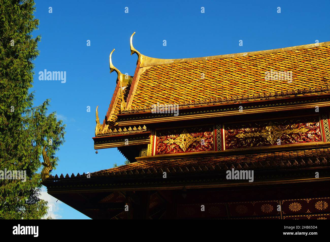 BAD HOMBURG, DEUTSCHLAND - 30. Mai 2021: Der 'Siamesische Tempel' Sala-Thai I im Kurpark Bad Homburg. Ein Geschenk von König Chulalongkorn von Siam, jetzt Thailand Stockfoto
