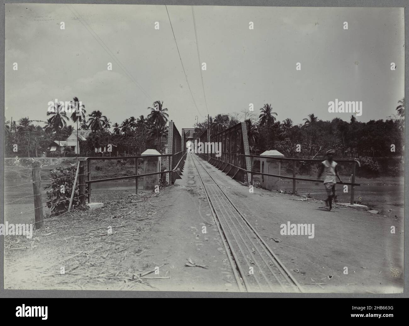 Eisenbahnbrücke über einen Fluss, Eisenbahnbrücke über einen Fluss. Ein Teil des Fotoalbums der Zuckerfabrik Tjomal aus der Zeit ca. 1900-1919., Anonym, Comal, c. 1900 - 1919, fotografischer Träger, Höhe 123 mm × Breite 173 mm Stockfoto