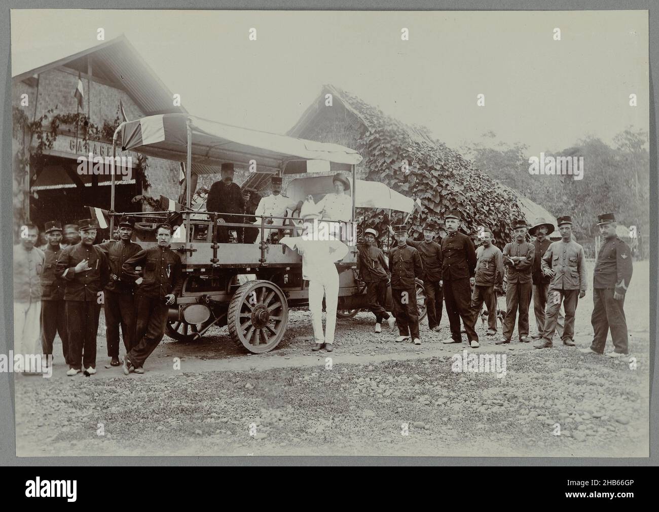 Militärangehöriger in der Nähe eines Lastwagens bei Krueng Seumpo, Militärangehöriger in der Nähe eines Lastwagens im Biwak bei Krueng Seumpo. Gerahmtes Foto in einem Album von 107 Fotos über den Bau der Gajo-Straße auf Nord-Sumatra zwischen Bireuen und Takinguen zwischen 1903-1914., anonym, Noord-Sumatra, 1903 - 1913, fotografische Unterstützung, Höhe 138 mm × Breite 200 mm Stockfoto