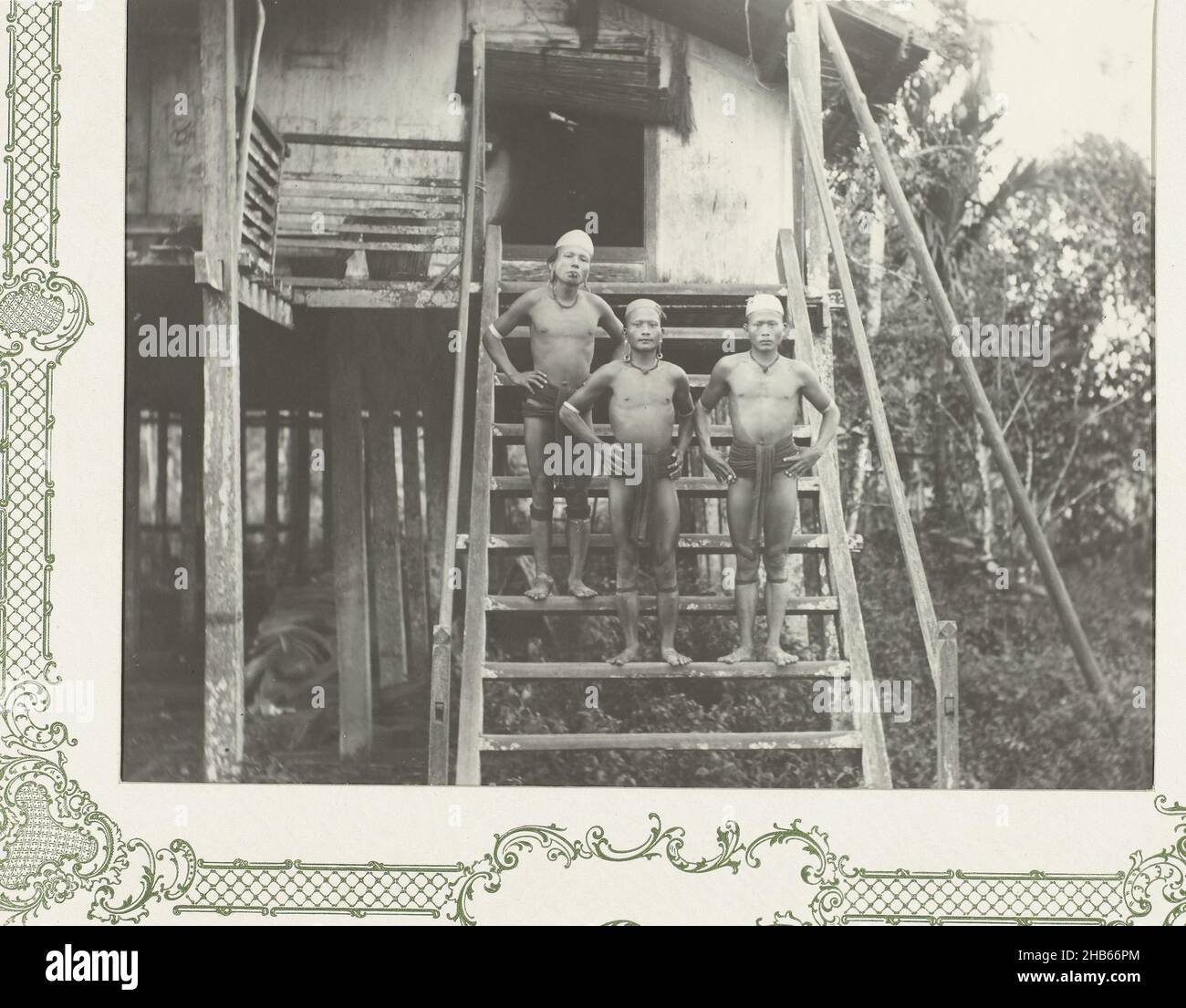 Drei dajaks posieren Fotos und Bildmaterial in hoher Auflösung Alamy