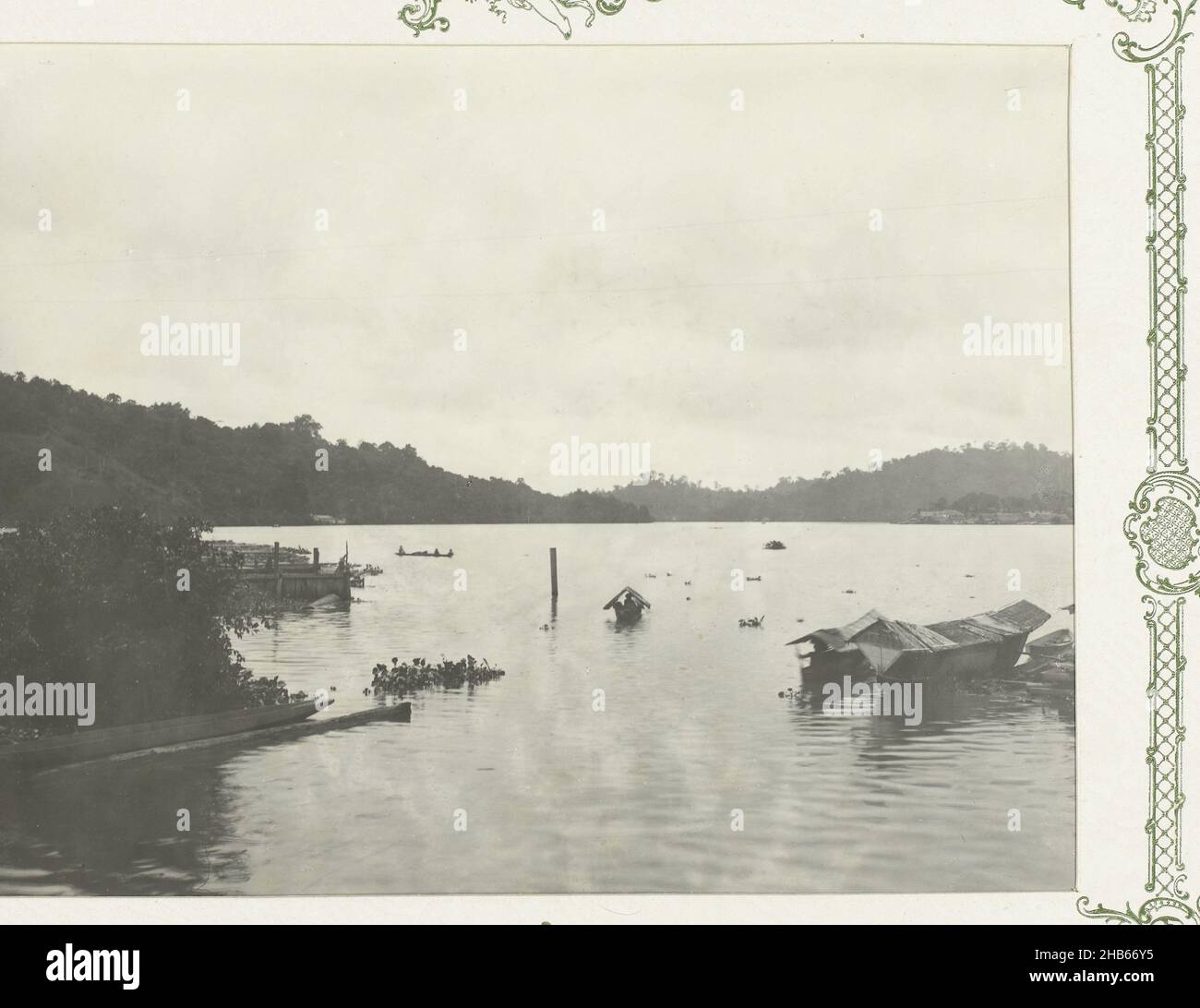 Fluss, Blick auf einen breiten Fluss oder See, im Vordergrund einige überdachte Boote. Foto im Fotoalbum über die Ölförderung in Borneo durch die Royal Dutch Petroleum Company (KNPM) in den Jahren 1903-1907., anonym, Kalimantan, 1903 - 1907, Papier, Silbergelatine, Höhe 280 mm × Breite 215 mmhöhe 385 mm × Breite 440 mm Stockfoto