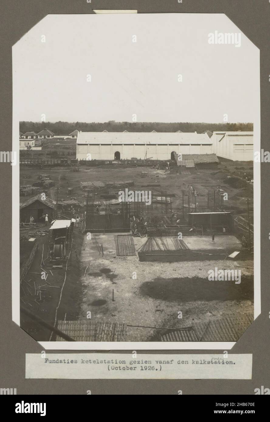 Fundaments Kesselstation vom Kalkofen aus gesehen. (1926. Oktober) (Titel auf Objekt), Ansicht der Fundamente für die Kesselanlage der Fabrik, Oktober 1926. Teil des Fotoalbums mit Fotos vom Bau der Zuckerfabrik in Goenoengsari auf Ost-Java durch die Händels Vereniging Amsterdam 1926-1927., anonym, Oost-Java, Okt-1926, fotografische Unterstützung, Silbergelatine-Print, Höhe 231 mm × Breite 171 mm Stockfoto