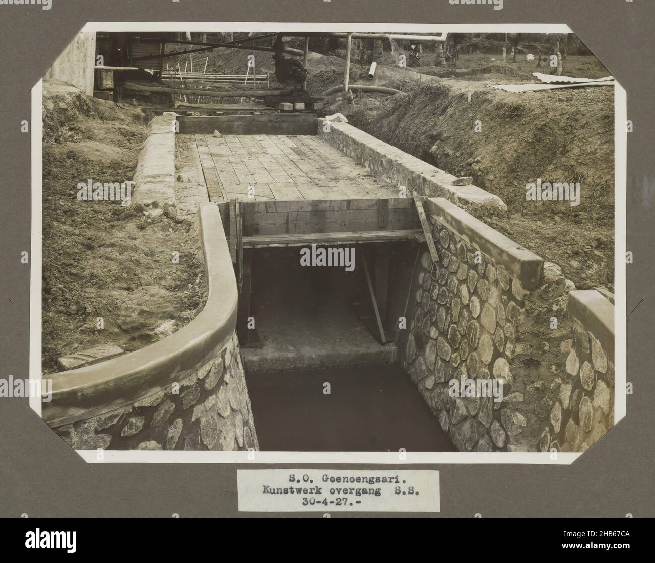 S.O. Goenoengsari. Artwork Transition S.S. 30-4-27. (Titel auf Objekt), Mauerwerk für die Versorgungs- und Entladungskanäle der Anlage an einer Brücke, April 1927. Teil des Fotoalbums mit Fotos vom Bau der Zuckerfabrik in Goenoengsari auf Ost-Java durch die Händels Vereniging Amsterdam 1926-1927., anonym, Oost-Java, Apr-1927, fotografische Unterstützung, Silbergelatine-Print, Höhe 171 mm × Breite 231 mm Stockfoto