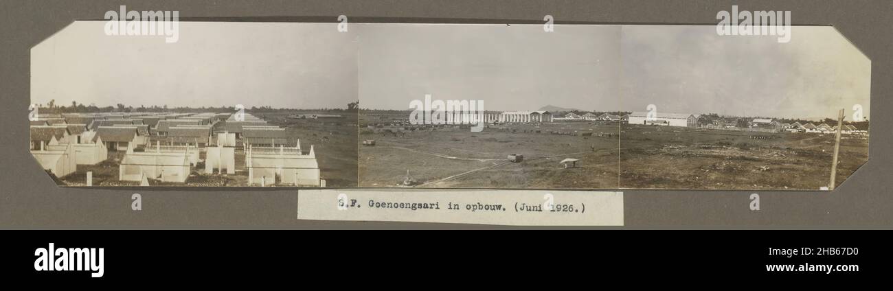 S. F. Goenoengsari im Bau. (1926. Juni) (Titel auf Objekt), Panoramabild der Baustelle der Fabrik, der Schuppen und der im Bau befindlichen Personalhäuser, Juni 1926. Bestehend aus drei zusammengefügten Fotos. Teil des Albums mit Fotos vom Bau der Zuckerfabrik in Goenoengsari auf Ost-Java von der Händels Vereniging Amsterdam 1926-1927., anonym, Oost-Java, Jun-1926, fotografische Unterstützung, Silbergelatine-Print, Höhe 69 mm × Breite 351 mm Stockfoto