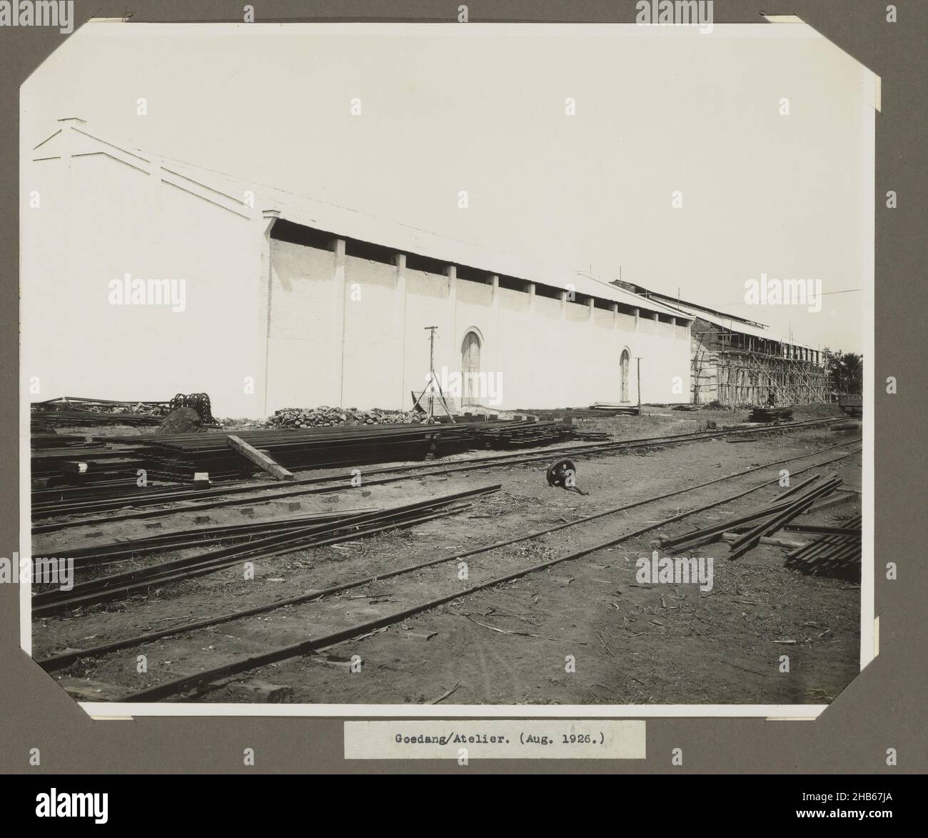 Goedang/Atelier. (Aug 1926.) (Titel auf Objekt), Bau des Schuppen und Werkstatt in der Fabrik, August 1926. Teil des Fotoalbums mit Fotos vom Bau der Zuckerfabrik in Goenoengsari auf Ost-Java durch die Händels Vereniging Amsterdam 1926-1927., anonym, Oost-Java, Aug-1926, fotografische Unterstützung, Silbergelatine-Print, Höhe 242 mm × Breite 299 mm Stockfoto