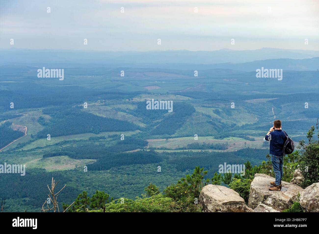 Besucher, die am Aussichtspunkt God's Window entlang der Panoramastrasse, Mpumalanga, Südafrika, Panoramafotos machen Stockfoto