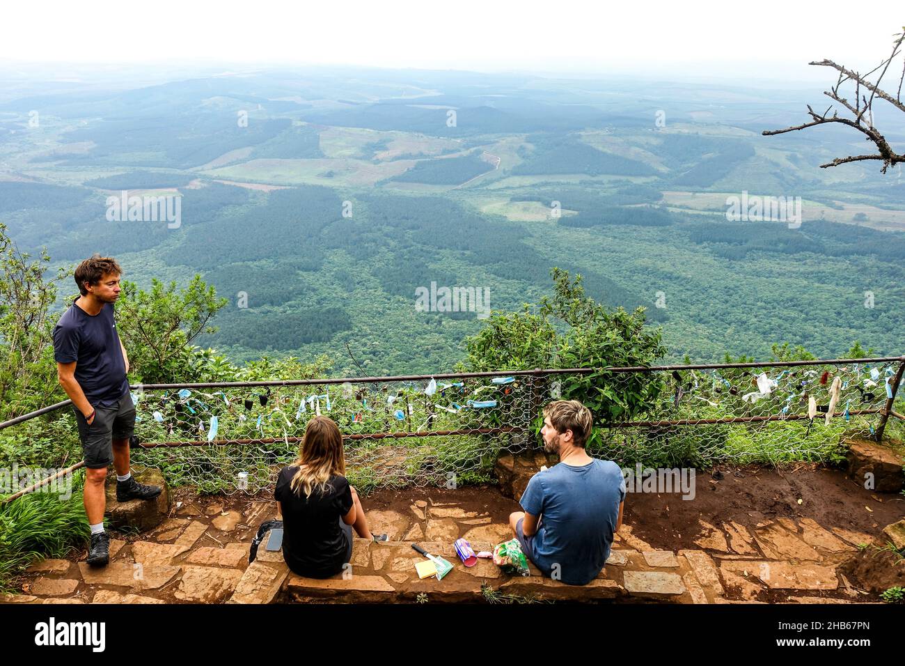 Besucher, die am Aussichtspunkt God's Window entlang der Panoramastrasse, Mpumalanga, Südafrika, Panoramafotos machen Stockfoto