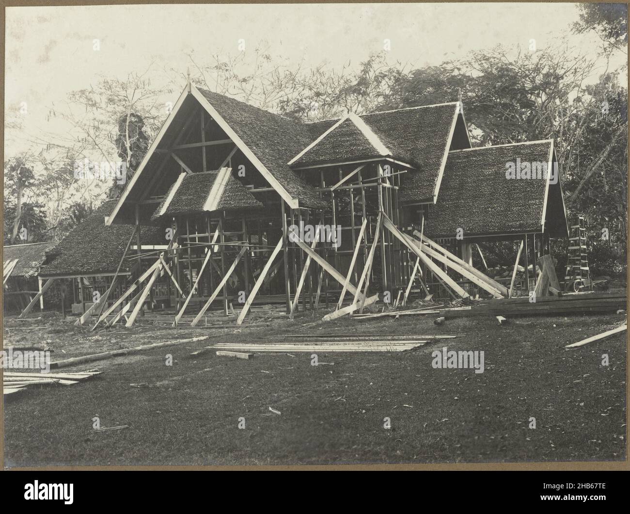 Villa im Bau, Eine Villa mit Reetdach im Bau, wahrscheinlich in Medan. Foto im Fotoalbum des niederländischen Architektur- und Bauunternehmens Bennink und Riphagen in Medan in den Jahren ca. 1914-1919., anonym, Medan, 1914 - 1919, fotografische Unterstützung, Silbergelatine-Print, Höhe 147 mm × Breite 198 mm Stockfoto