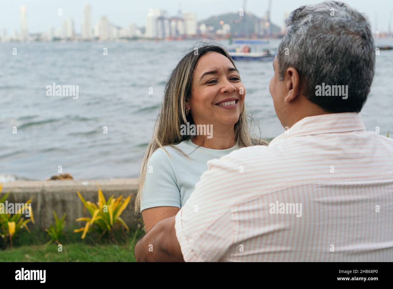 Außenportrait eines glücklichen Paares mittleren Alters im Park. Stockfoto