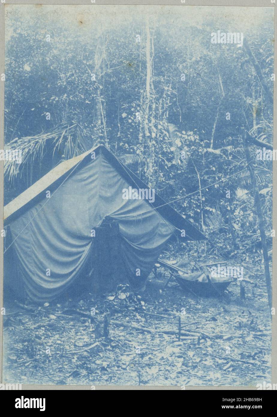 Messcamp mit Moskitozelt am Saramacca Creek (Titel auf Objekt), Ein mit einem Moskitonetz bedecktes Zelt, beim Messcamp im Dschungel am Little Saramacca River (Saramacca Creek). Teil des Fotoalbums Souvenir de Voyage (Teil 1), über das Leben der Familie Doijer in und um die Plantage Ma Retraite in Suriname in den Jahren 1906-1913., Hendrik Doijer (zugeschrieben), Suriname, 1906 - 1913, fotografische Unterstützung, Cyanotyp, Höhe 111 mm × Breite 79 mm Stockfoto