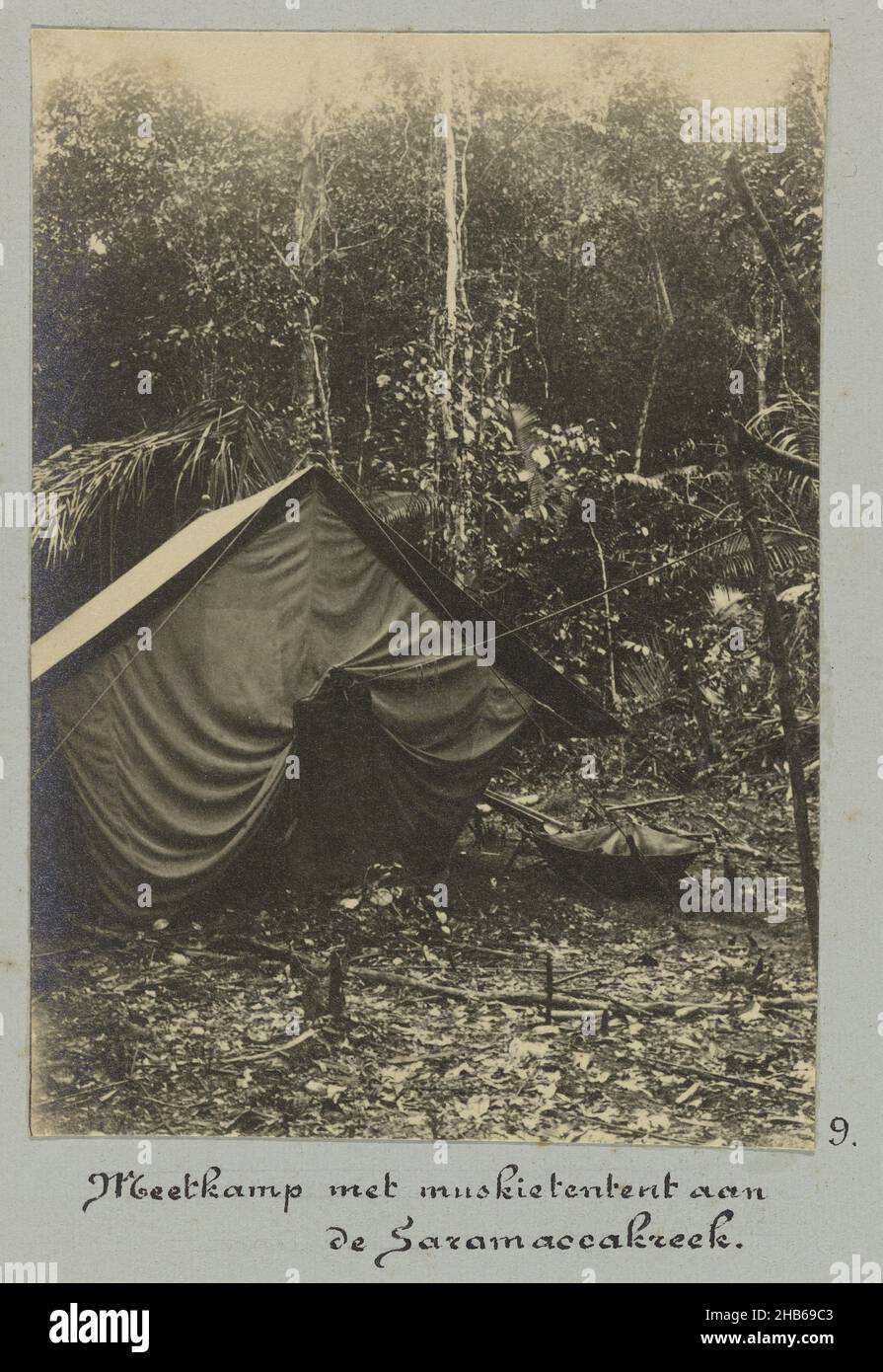 Messcamp mit Moskitozelt am Saramacca Creek (Titel auf Objekt), Ein mit einem Moskitonetz bedecktes Zelt, beim Messcamp im Dschungel am Little Saramacca River (Saramacca Creek). Teil des Fotoalbums Souvenir de Voyage (Teil 1), über das Leben der Familie Doijer in und um die Plantage Ma Retraite in Suriname in den Jahren 1906-1913., Hendrik Doijer (zugeschrieben), Suriname, 1906 - 1913, fotografische Unterstützung, Silbergelatine-Druck, Höhe 112 mm × Breite 80 mm Stockfoto