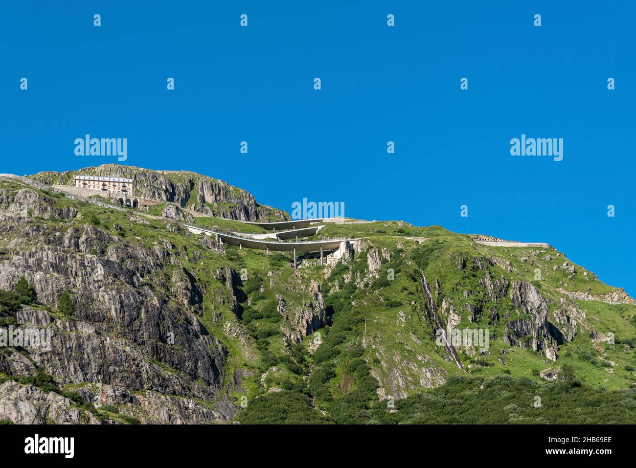 Bergmassiv des Rhonegletschers mit Serpentinen der Furkapassstraße, Oberwald, Wallis, Schweiz, Europa Stockfoto