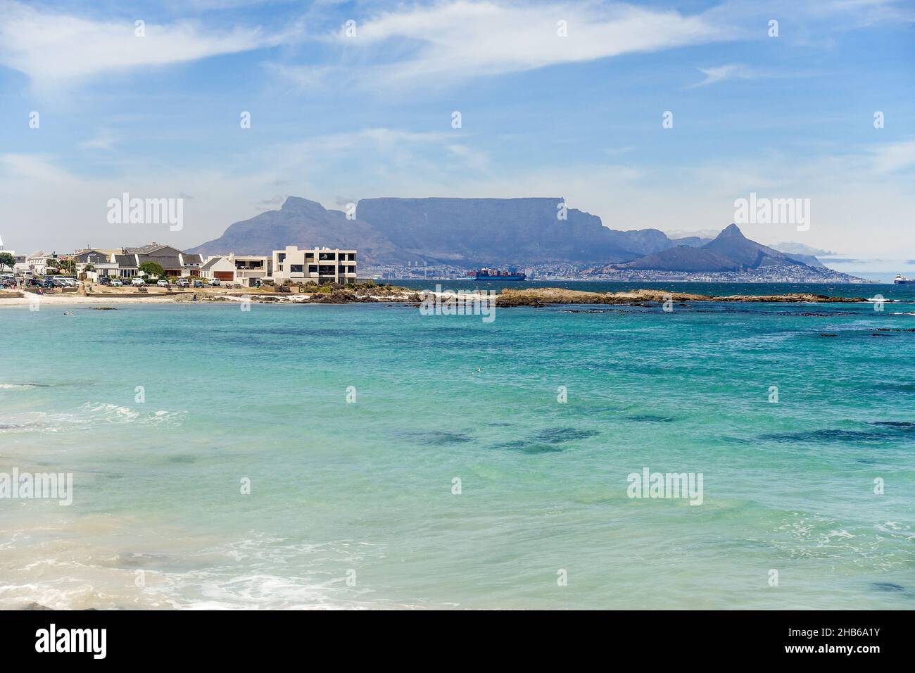 Blick auf den Tafelberg von Big Bay, Südafrika Stockfoto