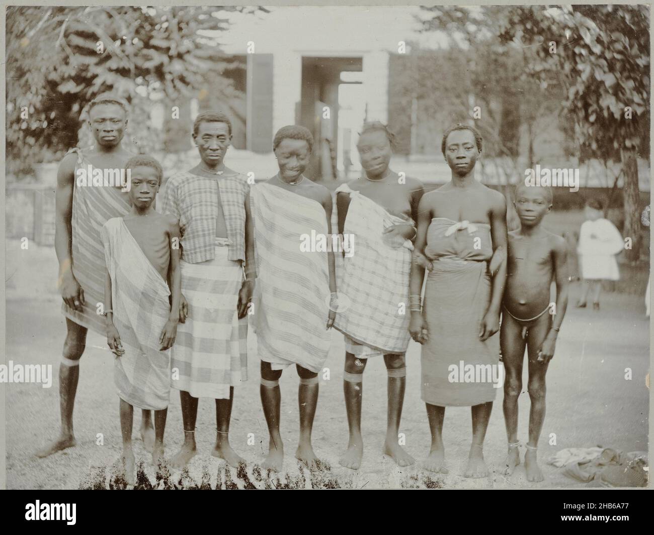 Maroons, Boschnegers (Titel auf Objekt), Gruppenfoto von sieben Maroons, wahrscheinlich in Paramaribo. Teil des Fotoalbums Souvenir de Voyage (Band 3), über das Leben der Familie Dooyer in und um die Plantage Ma Retraite in Suriname in den Jahren 1906-1913., Julius Muller, Suriname, 1885 - 1895, fotografische Unterstützung, Höhe 181 mm × Breite 239 mm Stockfoto