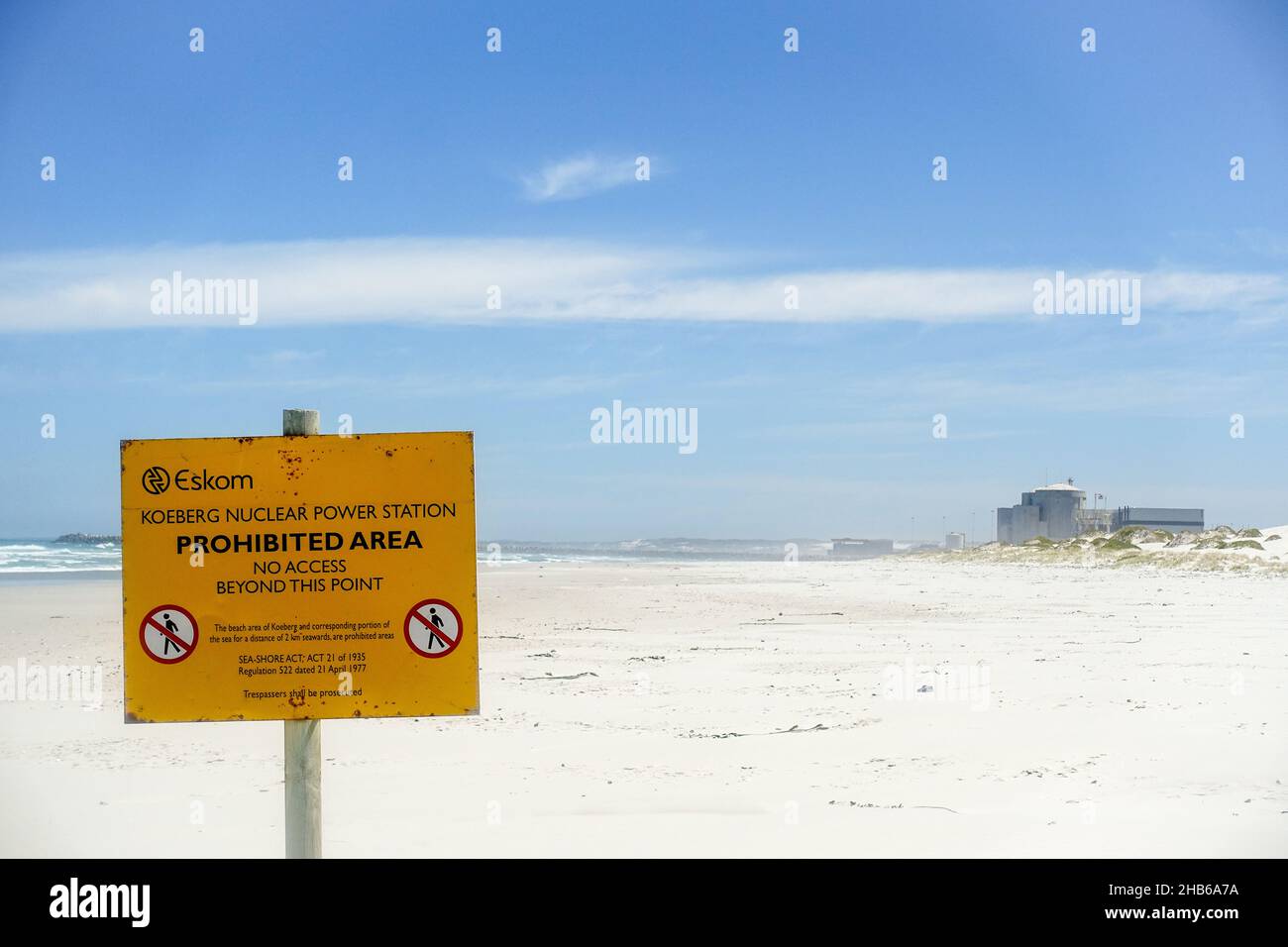 „Verbotenes Gebiet“ am Sandstrand in der Nähe des Atomkraftwerks Koeberg von Eskom, Südafrika Stockfoto