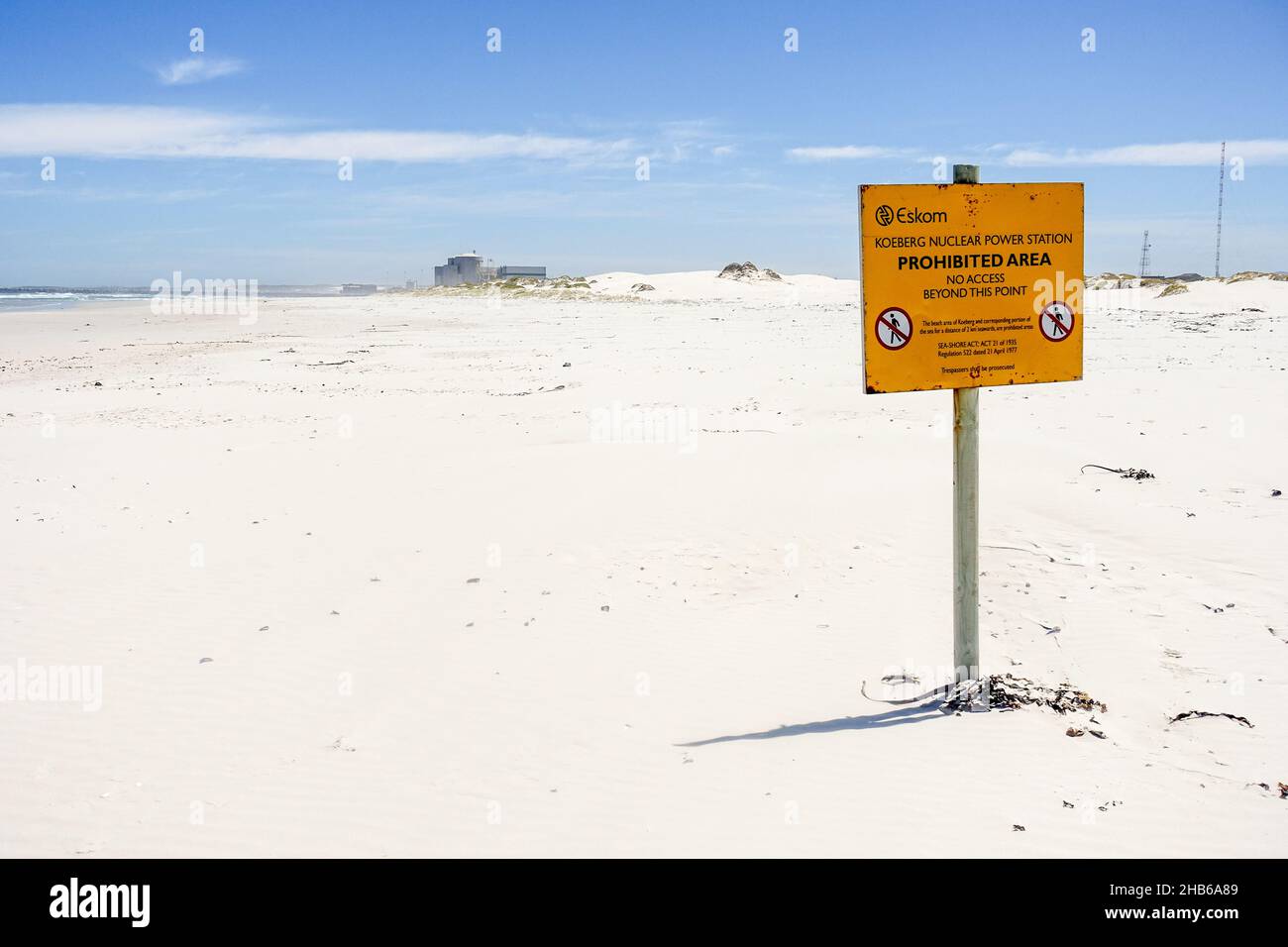 „Verbotenes Gebiet“ am Sandstrand in der Nähe des Atomkraftwerks Koeberg von Eskom, Südafrika Stockfoto