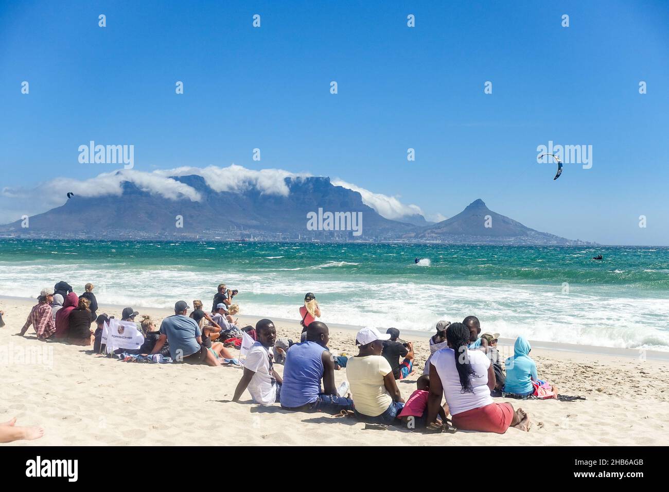 Viele Besucher beobachten Kitesurfer beim Red Bull King of the Air 2021 in Blouberg, Kapstadt, Südafrika Stockfoto