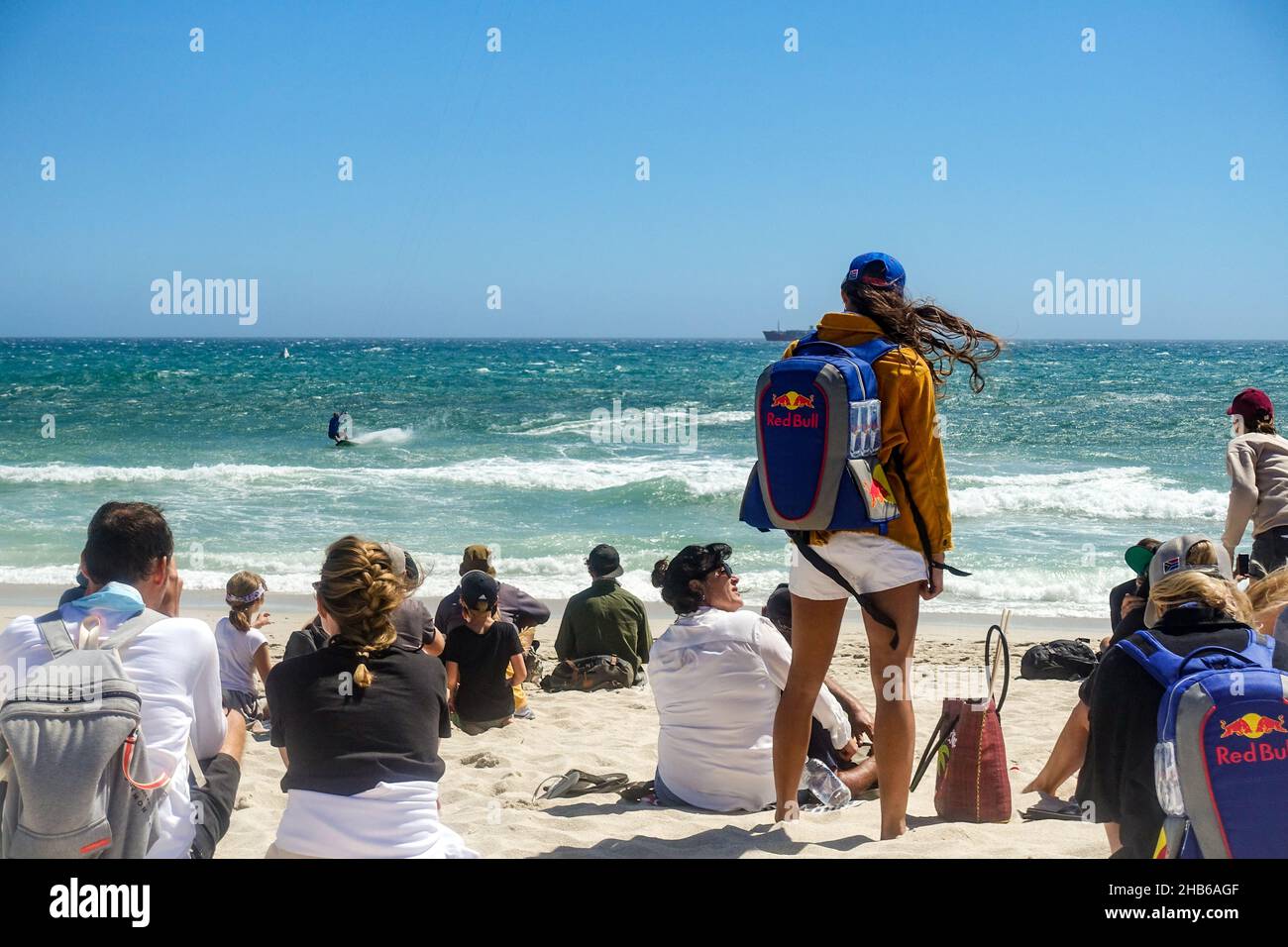 Red Bull Marketing-Mitarbeiter tragen einen Red Bull Rucksack und treten beim Red Bull King of the Air 2021 in Blouberg, Kapstadt, Südafrika, an Stockfoto