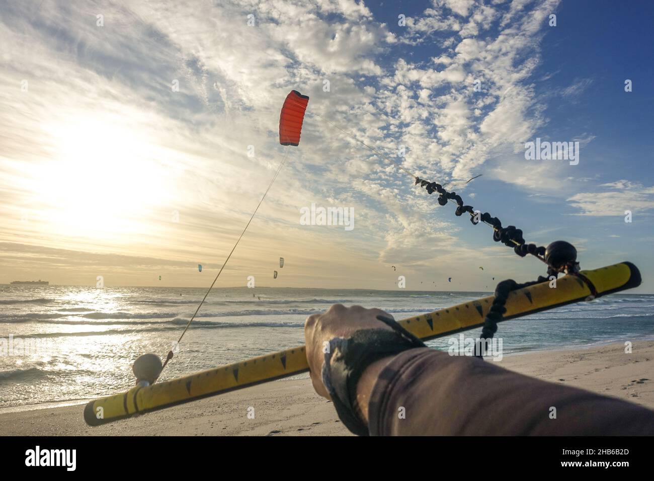 Hand hält einen Drachen am Strand von Blouberg, Kapstadt, Südafrika Stockfoto