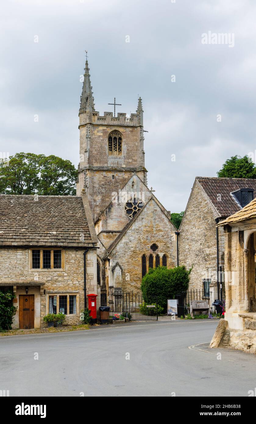 St Andrew's Church vom Market Cross, Castle Combe, ein malerisches Dorf im Cotswolds-Gebiet von Natural Beauty, Wiltshire, Südwestengland Stockfoto