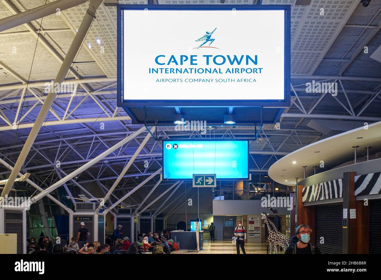 Internationaler Flughafen Kapstadt, Südafrika. 8th. Dezember 2021. Passagiere fliegen zurück nach Europa, während sie auf die neue COVID-Variante Omicron aufmerksam werden. Stockfoto