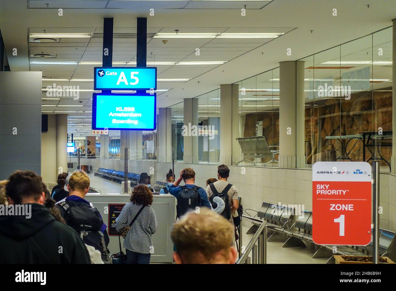 Internationaler Flughafen Kapstadt, Südafrika. 8th. Dezember 2021. Passagiere fliegen zurück nach Europa, während sie auf die neue COVID-Variante Omicron aufmerksam werden. Stockfoto
