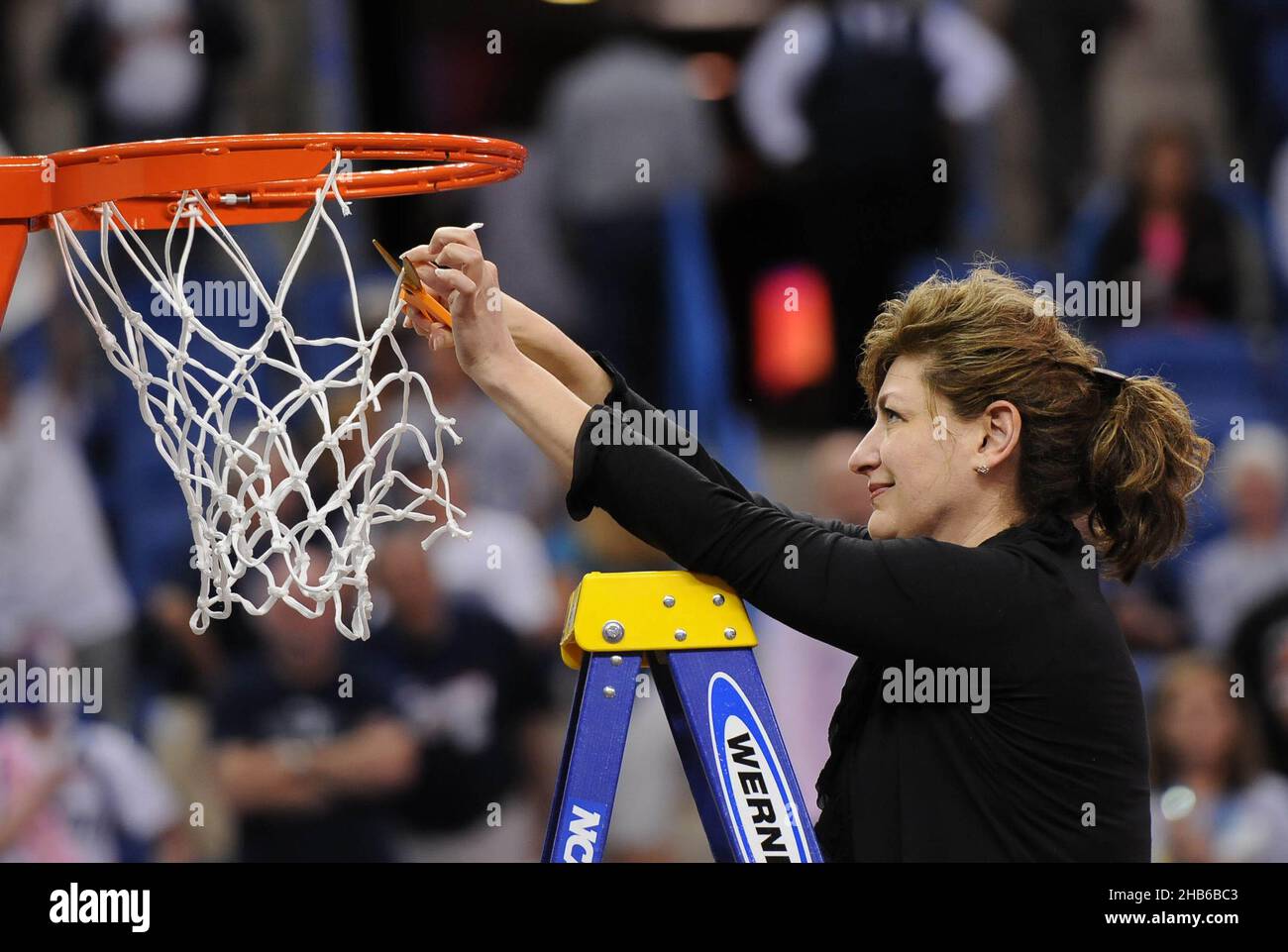 New Orleans, USA. 09th April 2013. Susan Herbst, Präsidentin der University of Connecticut, kürzt nach einem Sieg von 93-60 gegen Louisville im NCAA-Turnier-Finale der Frauen in New Orleans am 9. April 2013 ein Stück vom Netz. (Foto von Cloe Poisson/Hartford Courant/TNS/Sipa USA) Quelle: SIPA USA/Alamy Live News Stockfoto