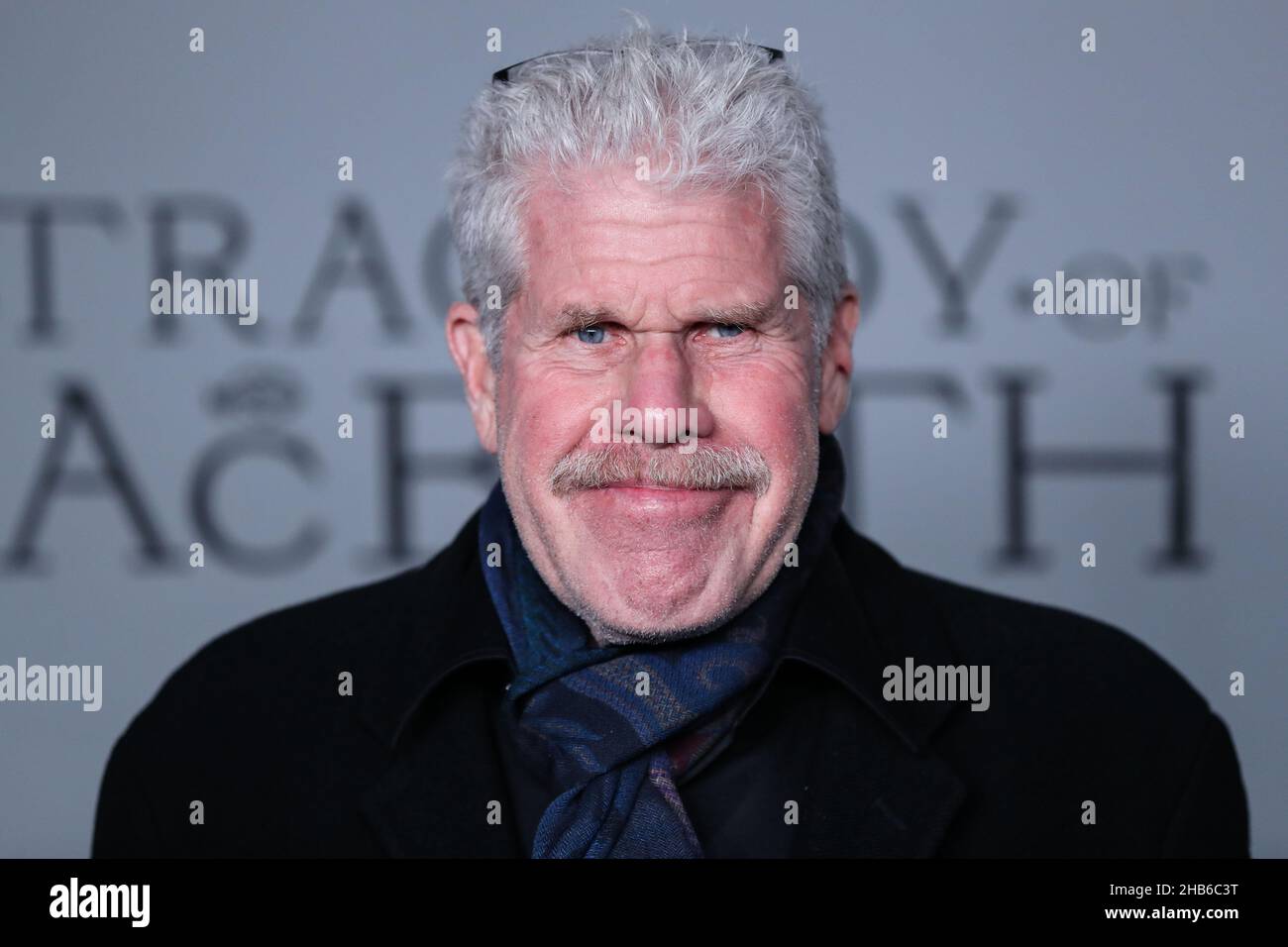 Los Angeles, USA. 16th Dez 2021. LOS ANGELES, KALIFORNIEN, USA - 16. DEZEMBER: Der amerikanische Schauspieler Ron Perlman kommt bei der Los Angeles Premiere von Apple Original Films' und A24's 'The Tragedy of Macbeth', die am 16. Dezember 2021 im Directors Guild of America Theatre Complex in Los Angeles, Kalifornien, USA, stattfand. (Foto: Xavier Collin/Image Press Agency/Sipa USA) Quelle: SIPA USA/Alamy Live News Stockfoto