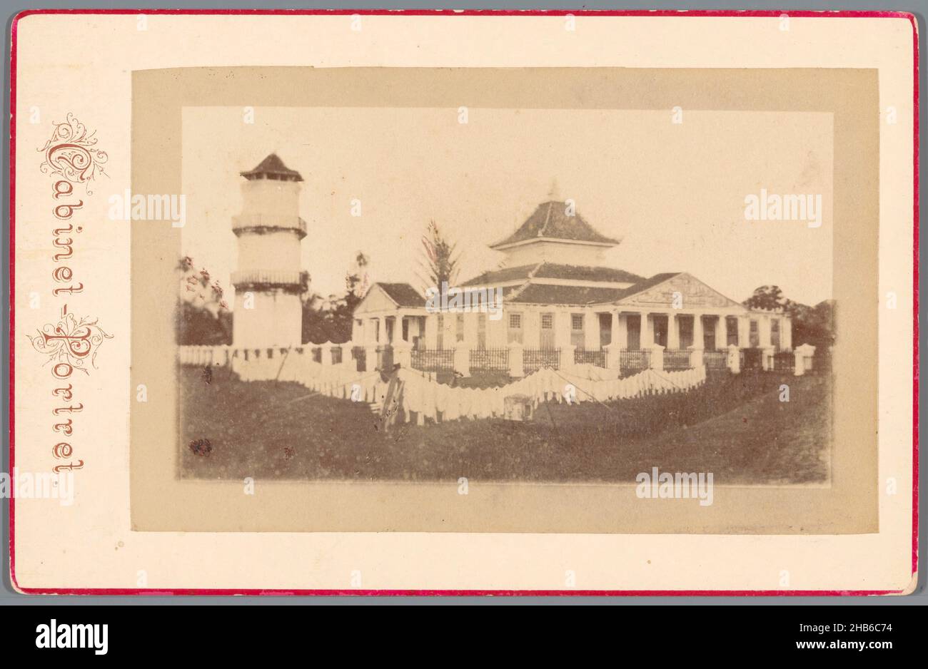 Ansicht eines unbekannten weißen Gebäudes mit Turm, Indonesien, anonym, Indonesien, c. 1870 - c. 1890, Papier, Albumin-Druck Stockfoto