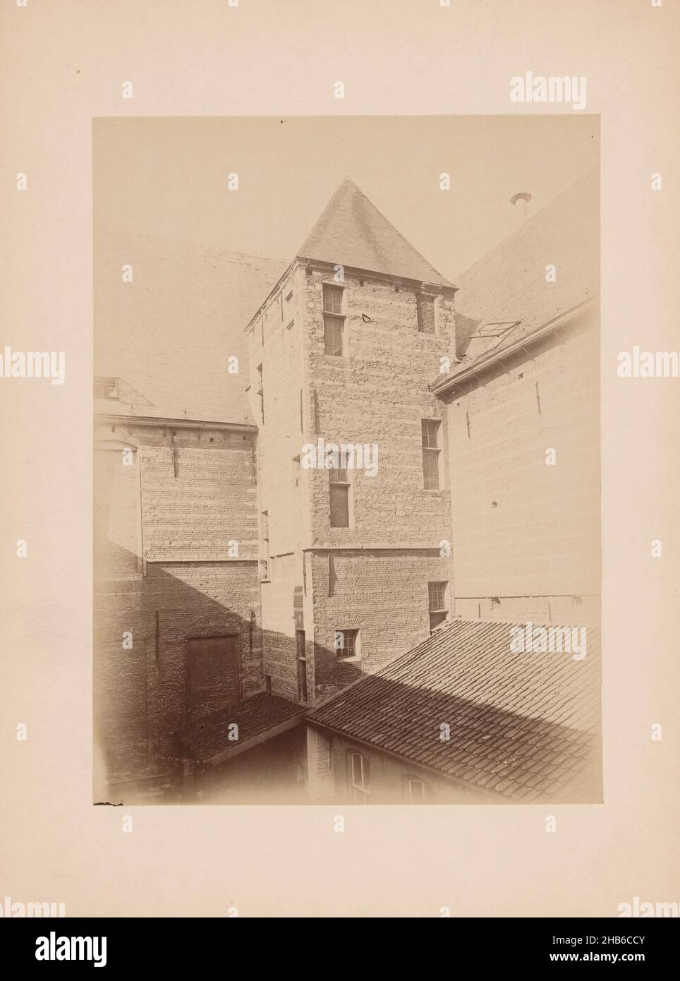 Turm im Hof des Markiezenhofs in Bergen op Zoom, anoniem (zugeschrieben), Markiezenhof, 1890, fotografische Unterstützung, Karton, Albumin-Print, Höhe 231 mm × Breite 171 mm Stockfoto