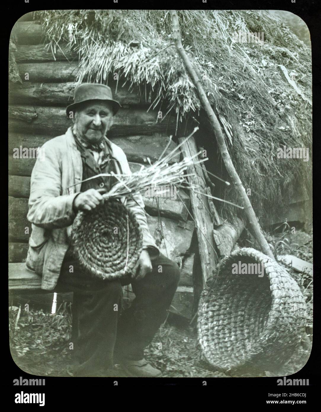 Porträt eines älteren Landmannes, der in England Strohkörbe webt, c 1890er-1900 Stockfoto