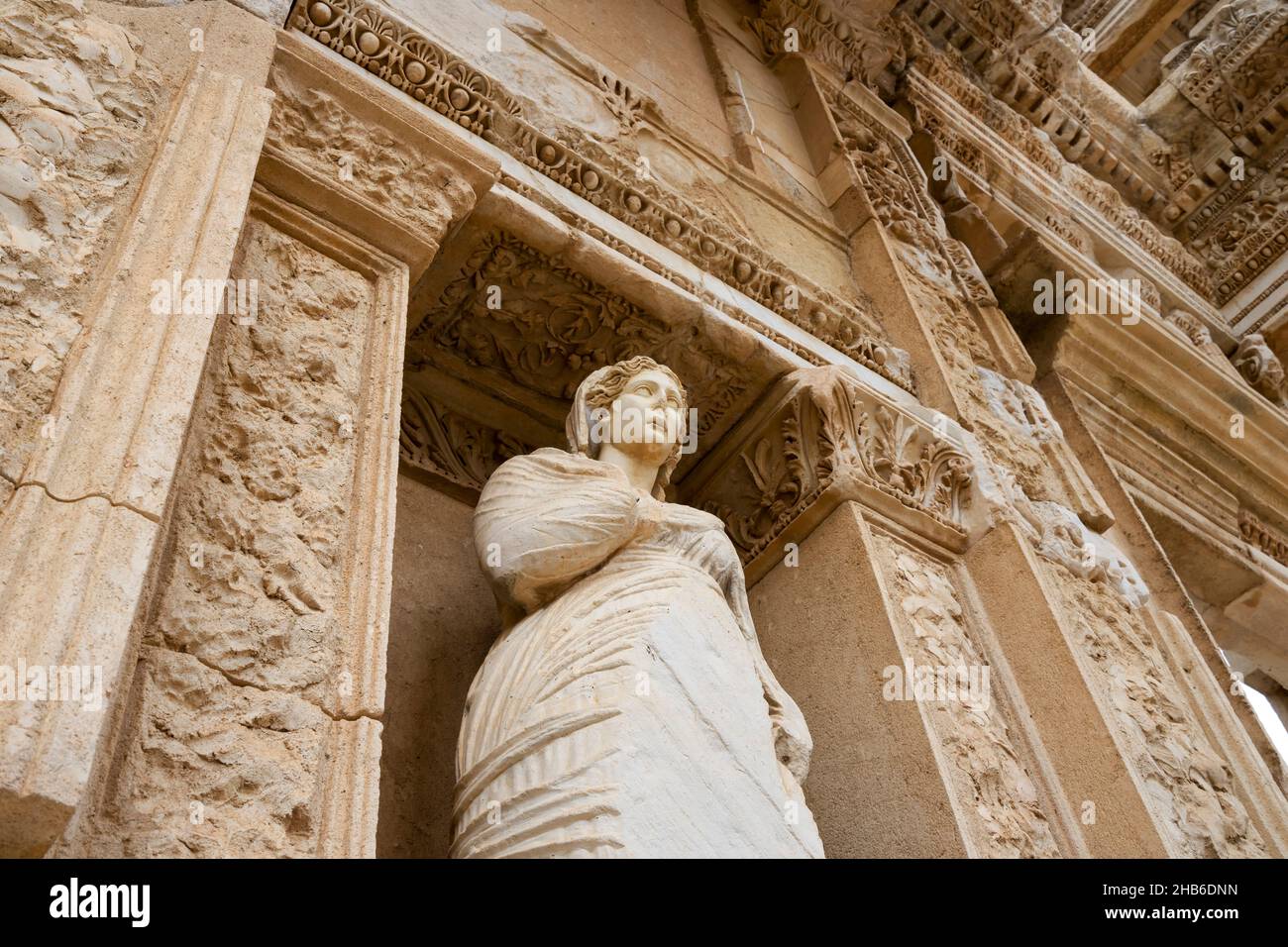 Details der Statue von Arete (Apeth) in der Bibliothek von Celsus in der antiken Stadt Ephesus. Stockfoto