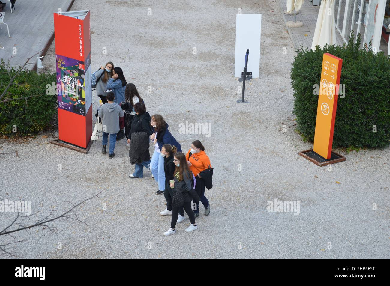Besucher der Architekturbiennale Venedig 17th in Italien - 9. November 2021. Stockfoto