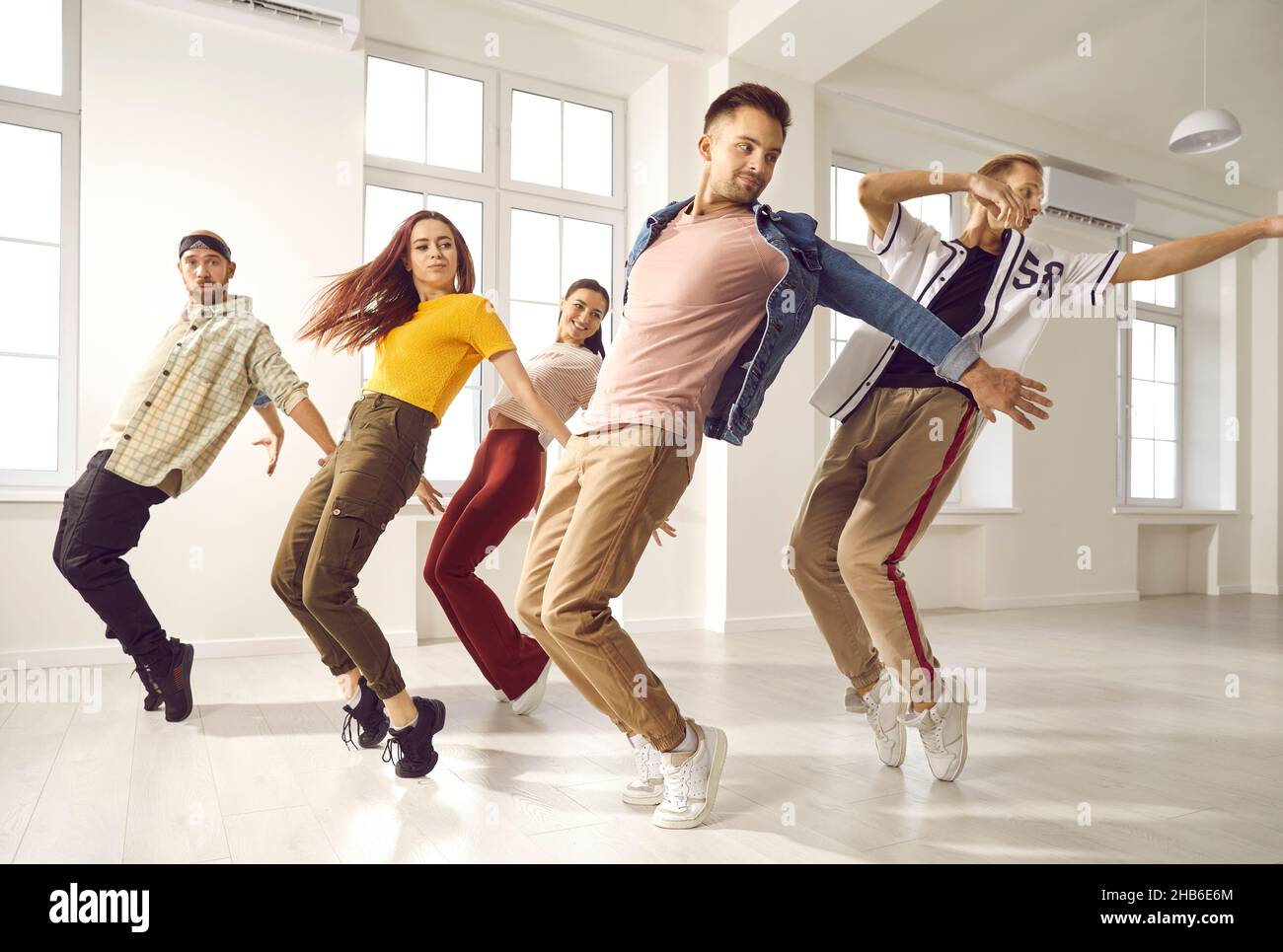 Eine Gruppe junger Hip-Hop-Tänzer probt in ihrem modernen Studio neue Choreographien Stockfoto