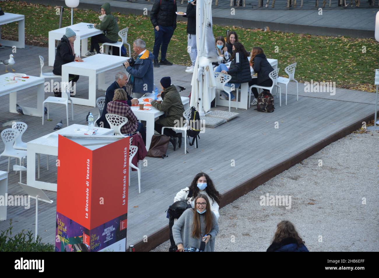 Besucher der Architekturbiennale Venedig 17th in Italien - 9. November 2021. Stockfoto