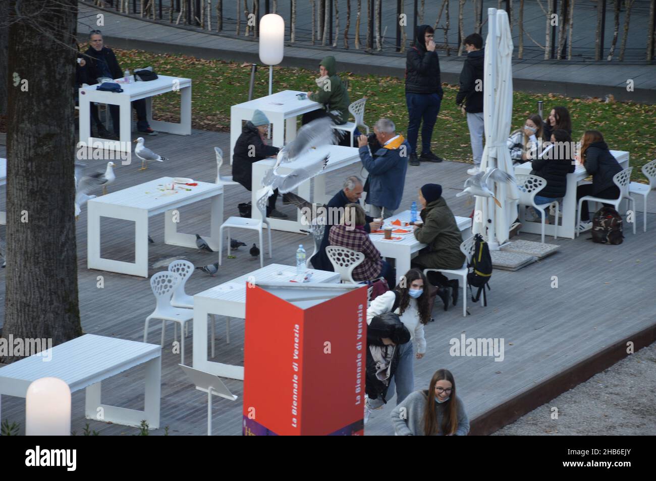 Besucher der Architekturbiennale Venedig 17th in Italien - 9. November 2021. Stockfoto