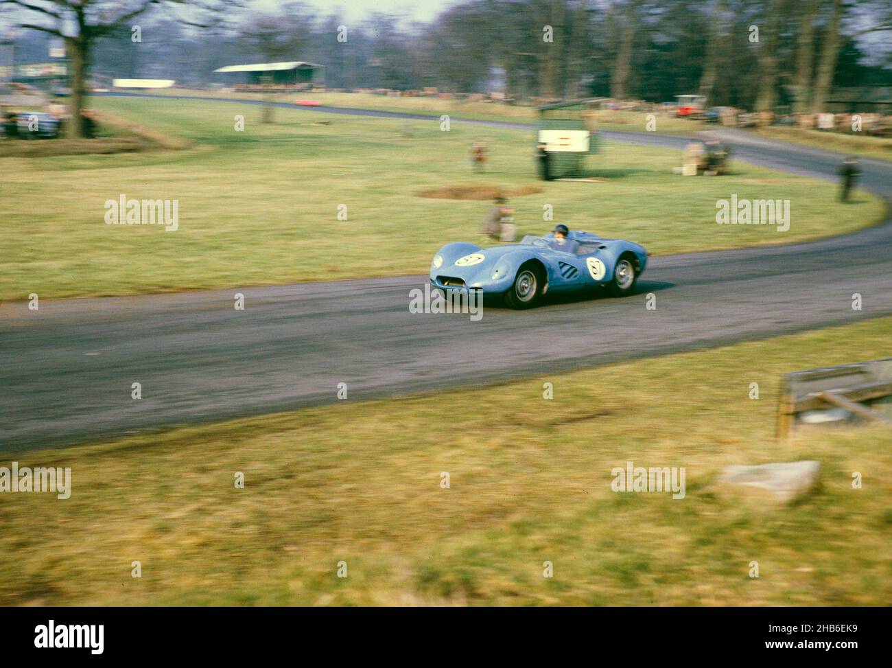 Der britische Sportrennfahrer Bill de Selincourt (1921-2014) fährt Lister-Jaguar mit einem "knobbly" Auto, BARC-Event auf der Rennstrecke von Oulton Park, Cheshire, England 17th. März 1962 Stockfoto